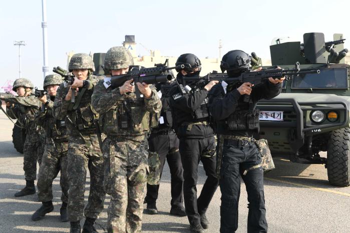 21일 인천 내항 일대에서 해군인방사를 비롯한 군·경 전력이 통합 항만방호훈련을 하고 있다. 사진 제공=박미현 중사
