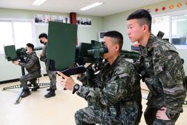 21일 해병대6여단 방공대대에서 신궁운용요원들이 교전모의기 집체교육을 하고 있다. 사진 제공=김동현 상병