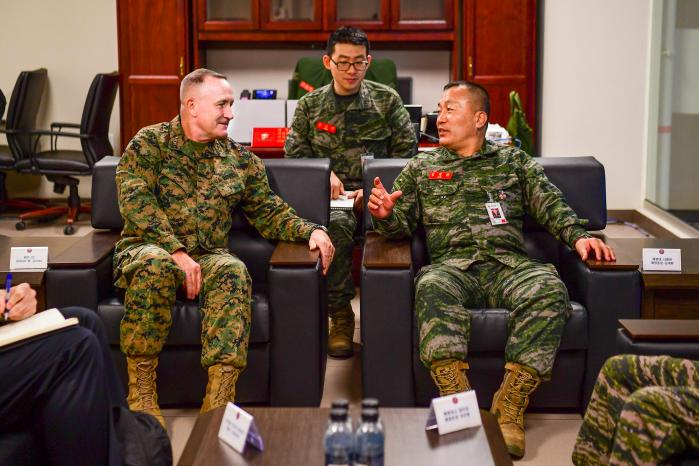 김계환(오른쪽) 해병대사령관과 윌리엄 저니 미 태평양해병부대 사령관이 22일 경북 포항시 캠프 무적 접견실에서 대담하고 있다. 해병대 제공