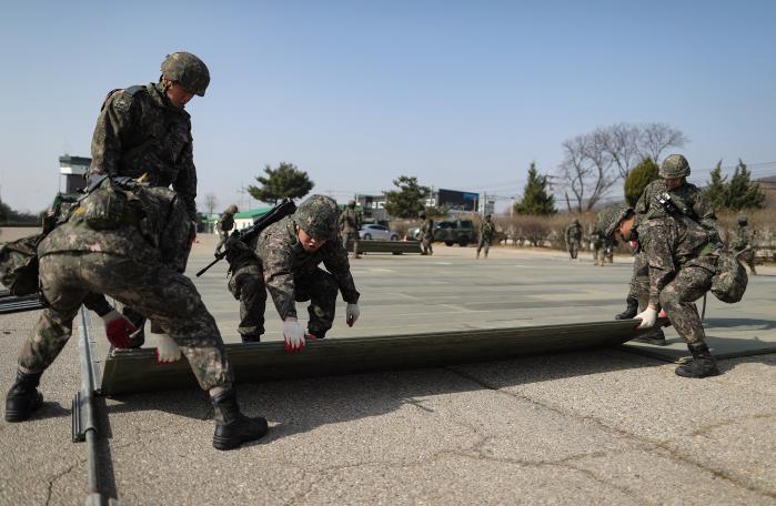 공군91항공공병전대와 육군5공병여단 장병들이 원정 ATSP 개소 훈련 중 활주로 피해복구용 알루미늄 매트를 포설하고 있다.