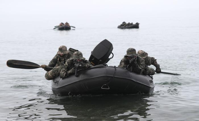 해병대1사단 수색대대 장병들이 고무보트를 이용해 해상침투 훈련을 하고 있다.