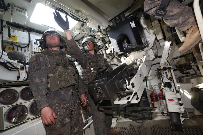K9A1 자주포 내부에서 사격을 준비하는 장병들.