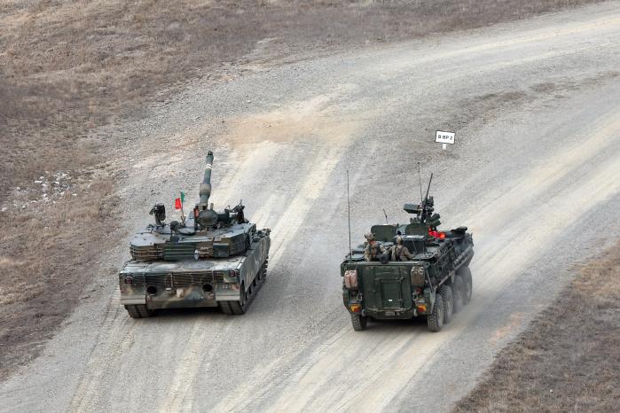 22일 경기도 포천시 로드리게스 훈련장에서 열린 한미 연합·제병협동 사격훈련에서 한미연합사단·미2사단 스트라이커여단전투단 장갑차(오른쪽)가 육군수도기계화보병사단 K1A2 전차의 엄호를 받으며 기동하고 있다.