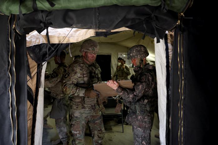 지휘소에서 훈련 계획을 수립하는 한미 지휘관 모습.