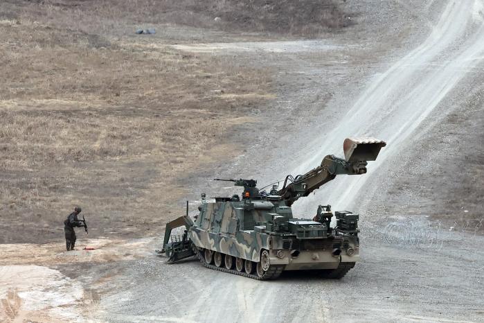 K600 장애물개척전차가 기동로를 개척하고 있다.