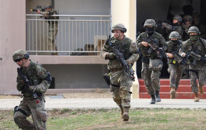 한미 군사경찰 장병들이 도시지역 연합작전훈련장에서 적들과 교전하기 위해 이동하고 있다. 부대 제공