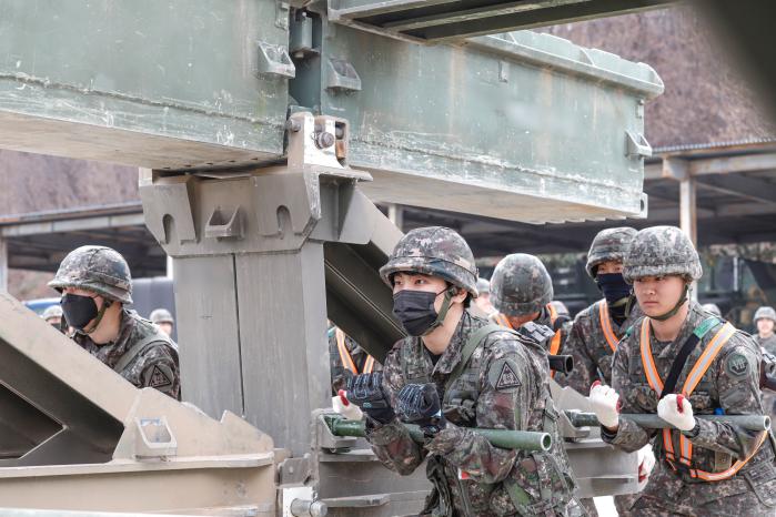 육군 7공병여단 예하 도하대대 훈련장에서 예비군들이 교량 설치 가설 작업을 하고 있다. 부대 제공