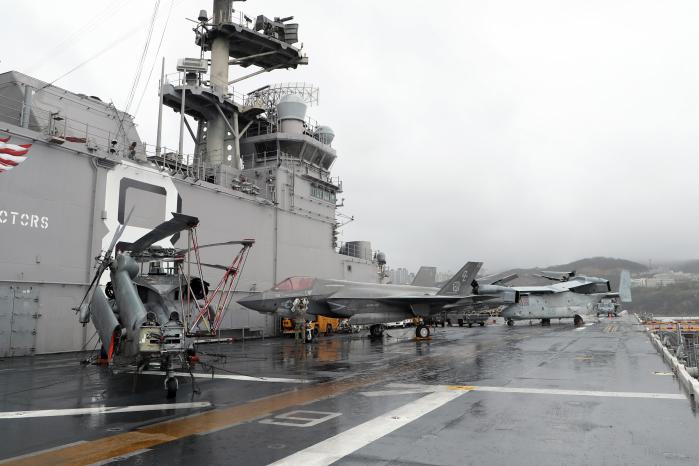 23일 해군 부산작전기지에 입항한 미 해군의 4만2000톤급 강습상륙함 마킨 아일랜드함 비행갑판에 F-35B 스텔스 전투기, MV-22 오스프리, MH-60 시호크가 주기돼 있다.
