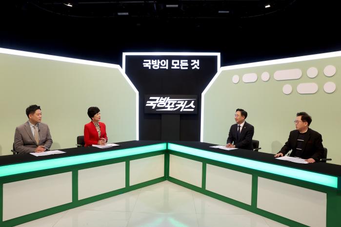 신범철(오른쪽 둘째) 국방부 차관이 국방TV ‘국방포커스’에 출연해 국방혁신 4.0 기본계획을 설명하고 있다. 양동욱 기자