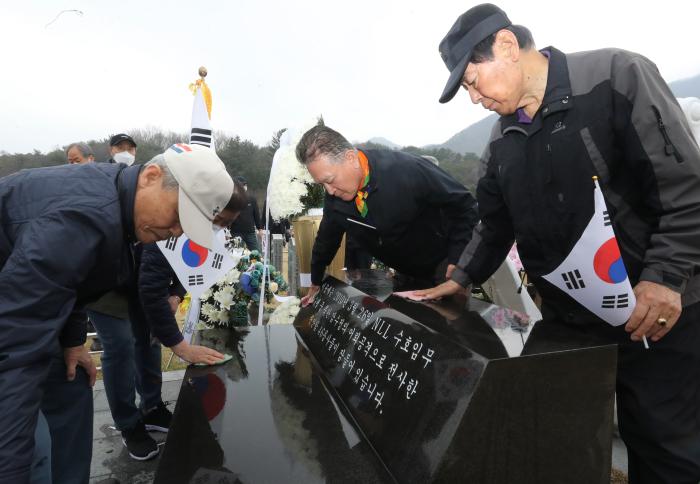 천안함 46용사 묘역 찾은 재향군인회 회원들 제8회 서해수호의날을 하루 앞둔 23일 오후 대전 유성구 국립대전현충원 천안함 46용사 묘역을 찾은 경기 성남시재향군인회 회원들이 묘역에 참배한 뒤 묘소를 닦고 있다. 연합뉴스