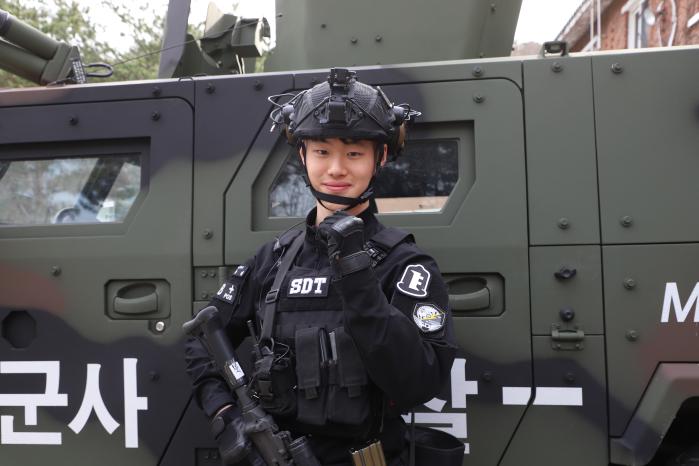 육군22보병사단 군사경찰대대 노승겸 병장이 임무용 차량 앞에서 파이팅 포즈를 취하고 있다. 부대 제공