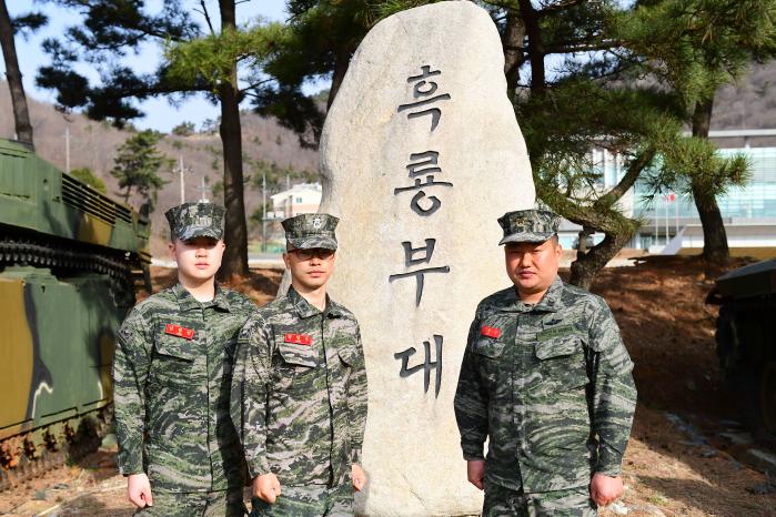 비닐하우스에서 발생한 화재를 진압해 2차 피해를 막은 해병대6여단 남현빈 상병, 송믿음 소령, 김현진 중사(왼쪽부터). 부대 제공