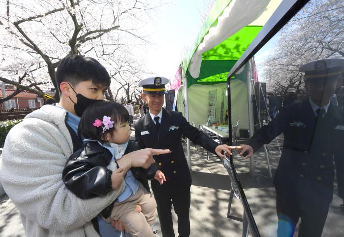 진해 군항제를 찾은 시민이 해군모병 홍보부스에서 메타버스를 활용한 해군 체험을 하고 있다. 사진 제공=서준혁 중사