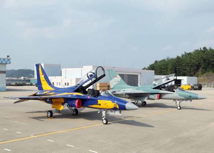 인도네시아에 수출된 T-50i. 앞쪽이 인도네시아 공군 특수비행팀 ‘푸른 독수리’ 전용 기체 도색이며, 뒤쪽이 일반 버전 모습이다. KAI 제공
