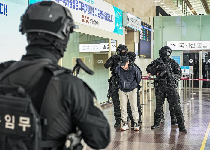 28일 대구국제공항에서 열린 민·관·군·경 합동 복합 상황조치 훈련에서 군·경 합동 수색전력이 테러 용의자를 제압하고 있다. 부대 제공