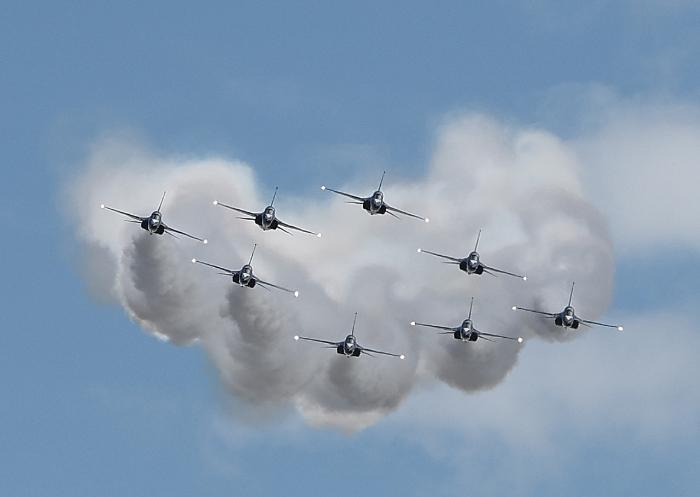 공군 특수비행팀 블랙이글스가 지난 1일 2023 호주 애벌론 국제 에어쇼에서 다이아몬드 대형으로 비행하고 있다. 양동욱 기자