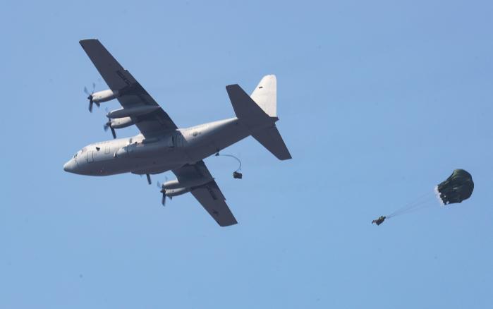 해병대 수색부대 장병들이 공군 C-130 수송기에서 강하하고 있다.