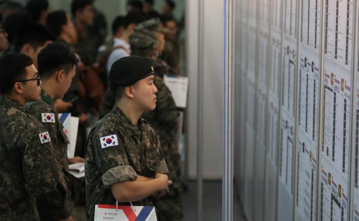 지난 2019년 열린 전역 예정 장병 취업박람회에서 장병들이 채용공고를 살펴보는 모습. 양동욱 기자