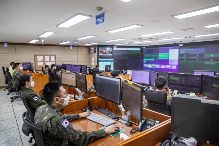 육군사이버작전센터 장병들이 관제작전상황실에서 실시간으로 부대별 사이버 보안상황을 모니터링하고 있다.