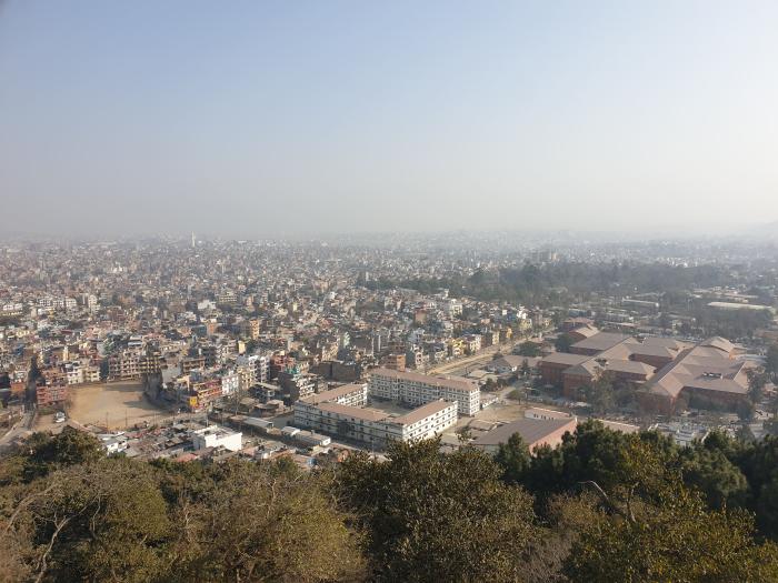 ‘원숭이 사원’ 정상에서 본 카트만두 시내 전경. 네팔군 병영과 병원 시설(맨 오른쪽)이 보인다.