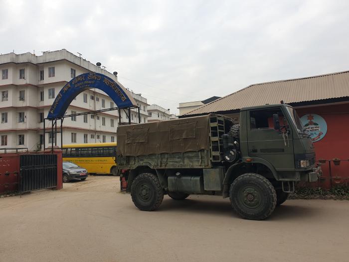 네팔 육군이 운영하는 여자 고등학교 정문과 교내의 군인 아파트(왼쪽) 전경.