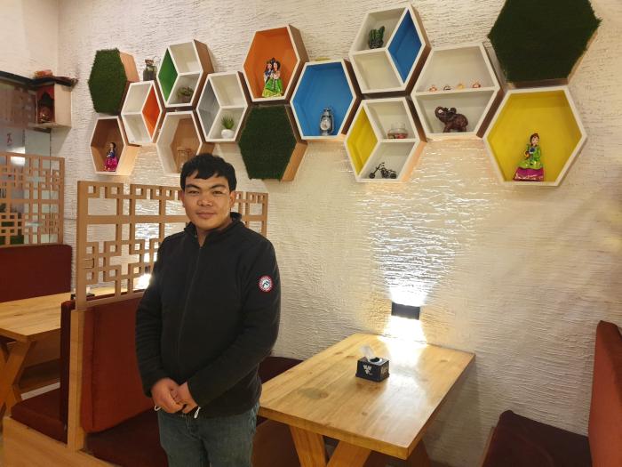 한국 근무 경험이 있는 네팔인과 한국 식당 내부.
