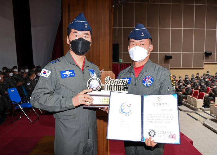 공승배(왼쪽) 공군공중전투사령관이 6일 채운기 16전투비행단장에게 비행단 무사고 비행 9만 시간 기록을 치하하는 안전표창장을 수여하고 있다. 부대 제공