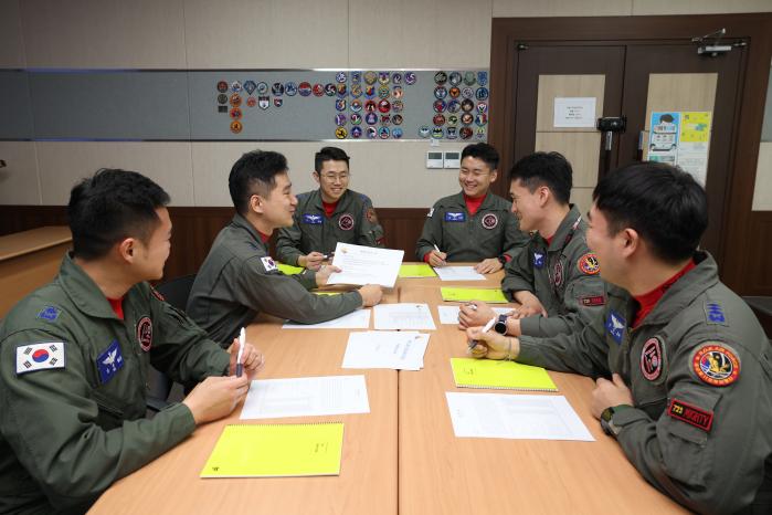 공군11전투비행단 110전투비행대대 F-15K 조종사들이 조별 토론을 하고 있다.