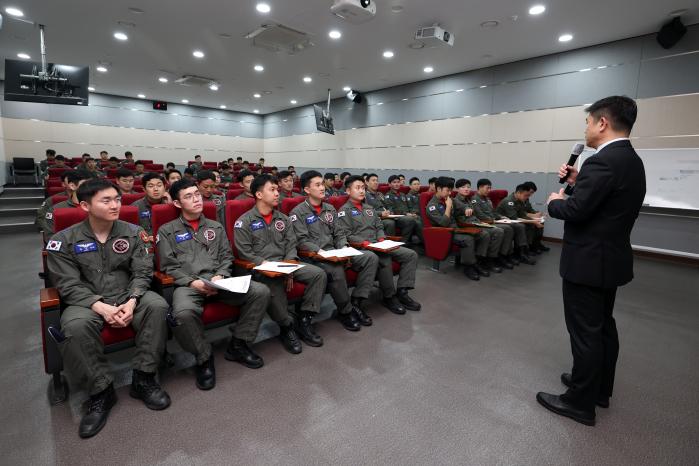 안전관리교육을 받고 있는 공군11전투비행단 110전투비행대대 F-15K 조종사들.