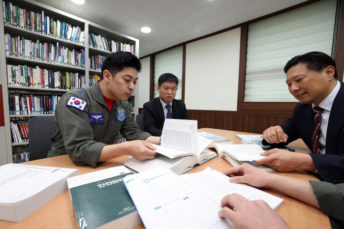 공군항공안전단 교관들이 교육 프로그램을 연구하고 있다.