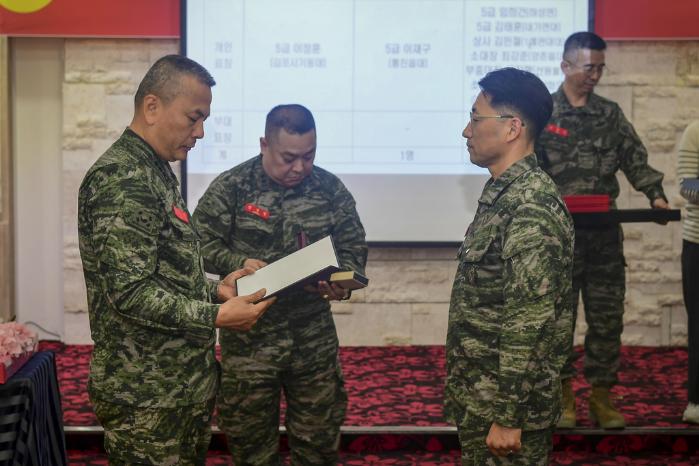 이정훈(오른쪽) 해병대2사단 김포시 기동대장이 7일 사단 청룡회관에서 열린 55주년 예비군의 날 기념식에서 대통령 개인 표창을 전수받고 있다. 부대 제공