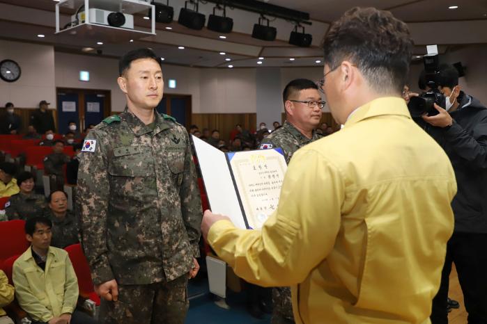 길형진(왼쪽) 육군37보병사단 충주시 용산동대장이 7일 충북 청주시 충북미래여성플라자 대강당에서 열린 예비군의 날 기념식에서 대통령 개인 표창을 받고 있다. 부대 제공