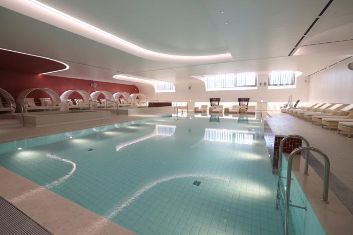 성인풀·키즈풀·자쿠지로 구성된 수영장.