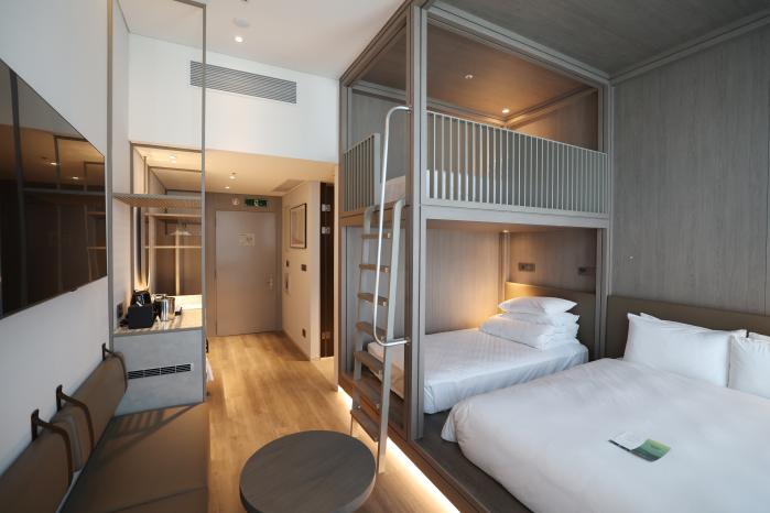 2층·더블침대가 배치된 로카우스 벙커형 객실.