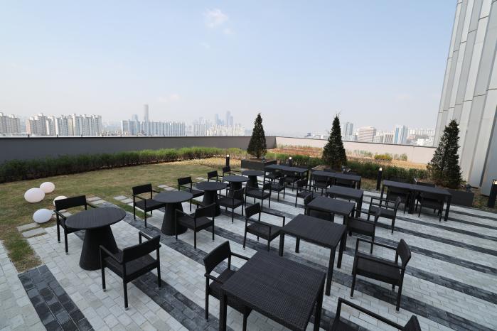 이그제큐티브 라운지와 이어진 야외공간.