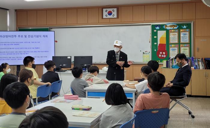 지난해 6월 마산 진전초등학교를 방문한 류승석 옹이 학생들에게 6·25 참전 일화를 설명하고 있다. 본인 제공