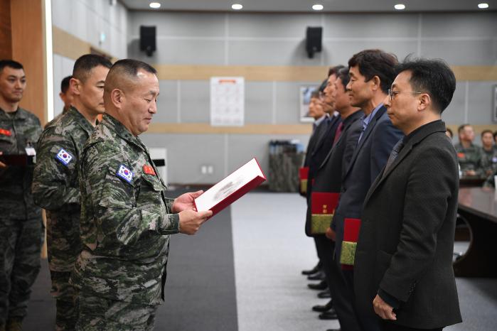 해병대사령부가 11일 대회의실에서 개최한 해병대 과학기술위원회 첫 회의에서 김계환(왼쪽) 사령관이 전문위원들에게 위촉장을 수여하고 있다. 해병대 제공