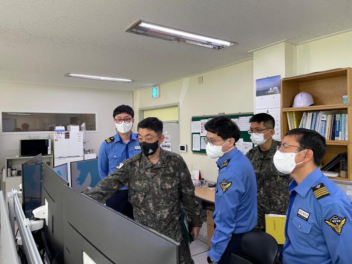 박종선(왼쪽 둘째) 육군2작전사령부 정보처장이 11일 경북 포항항 동해지방해양경찰청 해상교통관제센터를 방문해 VTS 시스템을 확인하고 있다. 부대 제공