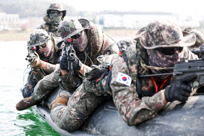육군7보병사단 수색대대 장병들이 강원도 화천군 화천호조정카누경기장에서 진행된 강상 수색작전에서 K1A 기관단총으로 전방을 주시하고 있다.