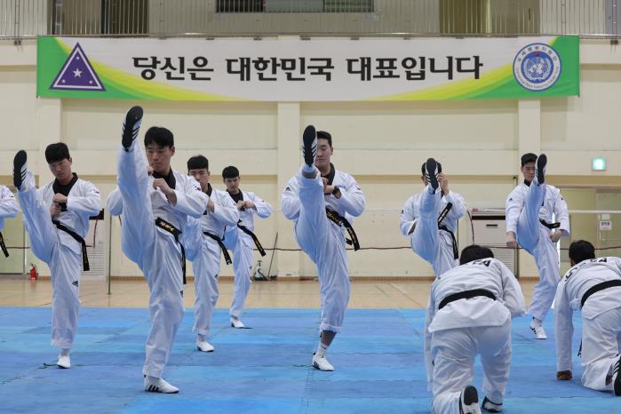 민·군 화합행사에서 선보일 태권도 품새를 익히는 장병들.