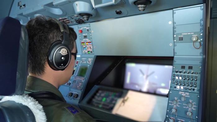 편광 선글라스를 쓴 KC-330 공중급유통제사가 3D 화면을 보며 공중급유 임무를 수행하고 있다. 공군 제공