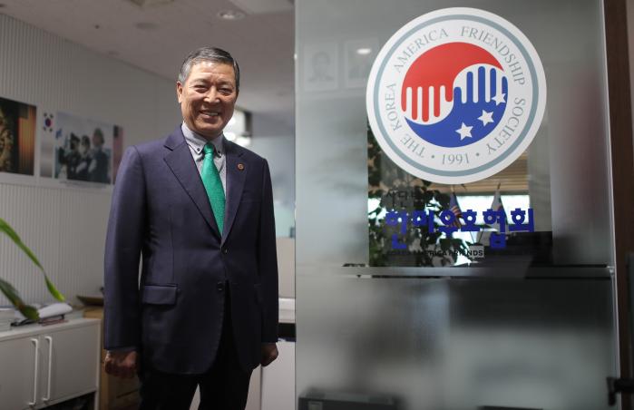 황진하 한미우호협회장이 국방일보와 인터뷰에 앞서 서울 종로구 사무실 앞에서 사진을 찍고 있다.