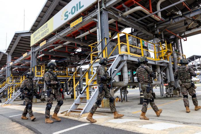 지난 14일 울산시 S-OIL 공장에서 전개된 민·관·군·경·소방 대테러 통합대응훈련에서 육군53사단 울산여단 장병들이 테러범을 제압하기 위해 이동하고 있다. 사진 제공=장정우 군무주무관