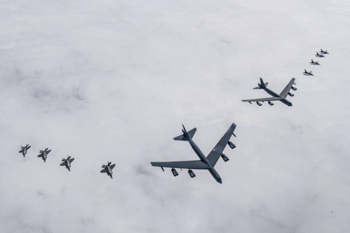 한미 공군이 지난 14일 한반도 상공에서 우리 측 F-35A 전투기와 미측 B-52H 전략폭격기 등이 참여한 가운데 연합공중훈련을 전개하고 있다. 국방부 제공