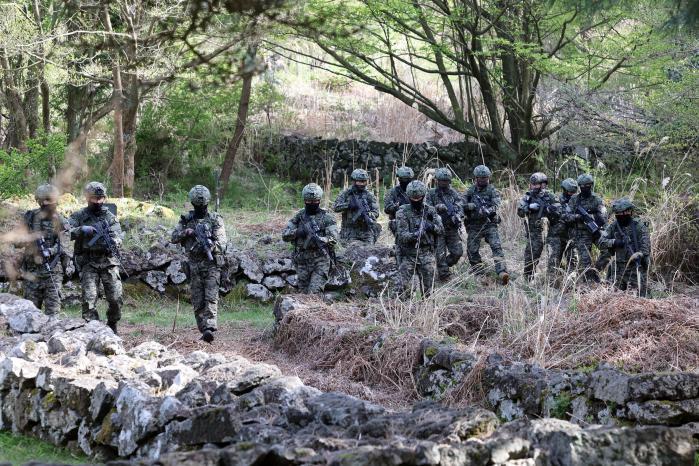 ▲ 지난 13일 제주도 노루손이오름 일대에서 전개된 탐색격멸작전 훈련에서 육군특수전사령부 귀성부대 황소대대 장병들이 적의 위치를 파악한 뒤 포위망을 좁혀가고 있다.