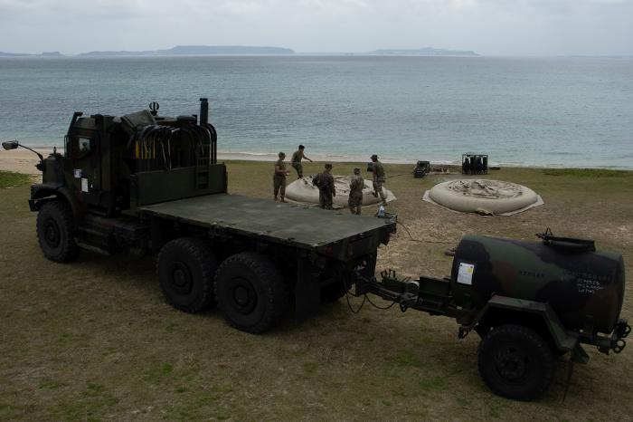 제31 해병기동부대의 전투군수대대가 오키나와 해변에서 군수지원 일환으로 정수시설 설치 훈련하고 있다.  미 해병대 홈페이지