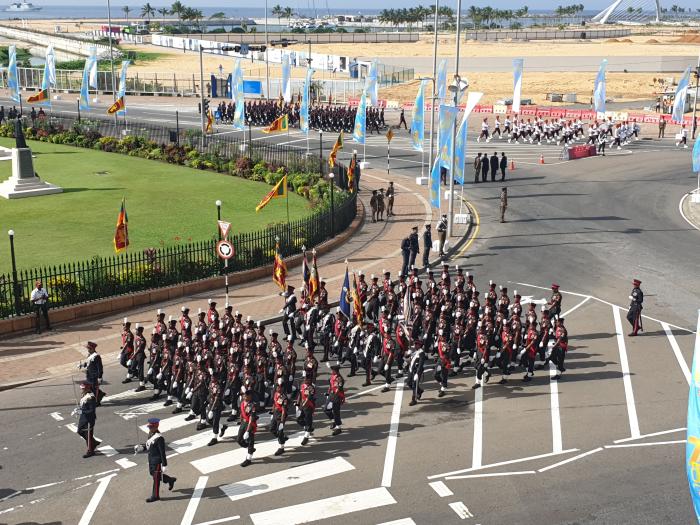 중국령 신항만 옆에서 시가행진 중인 스리랑카군.