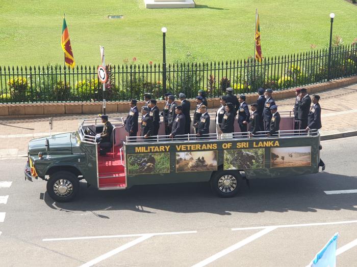 독립기념일 전쟁영웅들의 차량 탑승 시가행진.