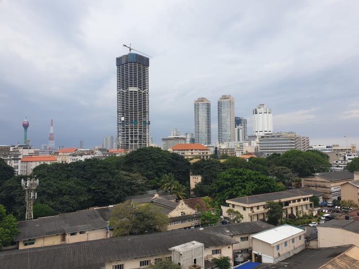 고층 빌딩 건축과 신항만을 개발 중인 콜롬보 시내 전경.