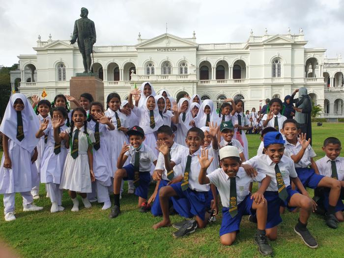 스리랑카 역사박물관을 현장학습 중인 초등학생들.